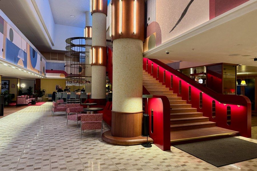 Utsikt över lobbyn och baren på Sheraton Stockholm uppifrån