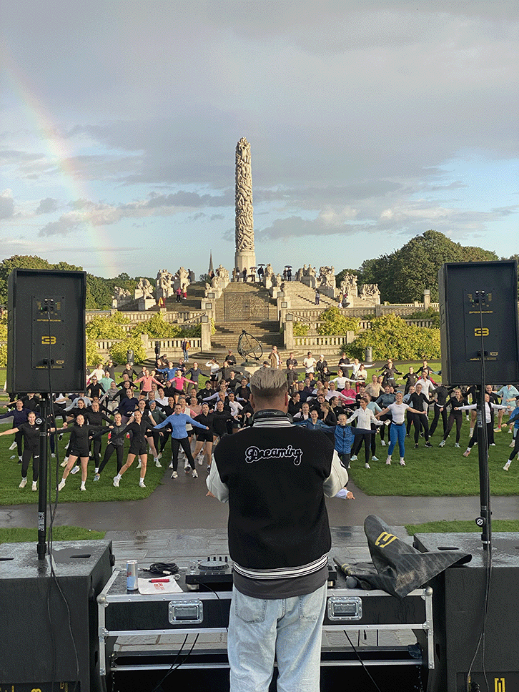 DJ på Bassboss-system (paket 8) under ett utomhustränings-event i Norge