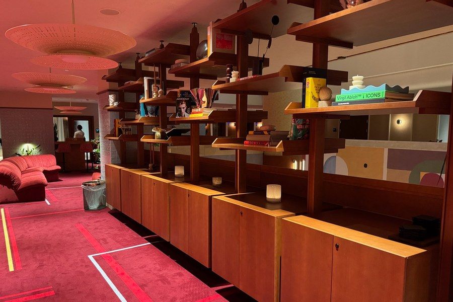 Bibliotekhylla och loungemöbler i lobbyn, Sheraton Stockholm