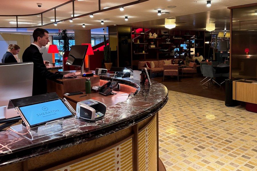 Sittgrupper och bar i lobbyn på Sheraton Stockholm — signaturdoft och musik av Mood Nordic