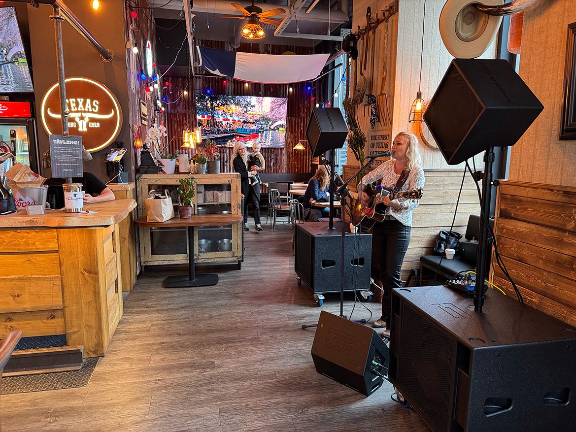 Integration för livemusik i bar, BASSBOSS-högtalare och digital skyltning