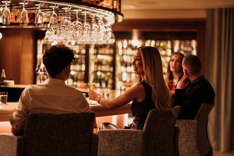 Gäster i barmiljön på Sally's Cocktail Bar, Sheraton Stockholm