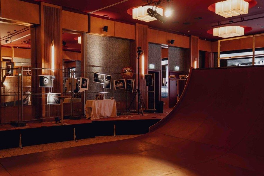 Halfpipe och fotoutställning installerade i Sheraton Stockholms Ballroom under The Board Meeting