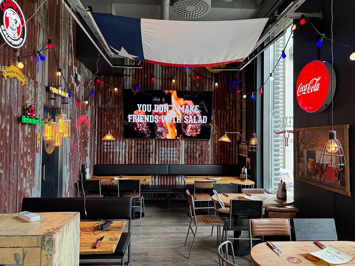 texas longhorn restaurang digitala skyltar samsung 98" TV