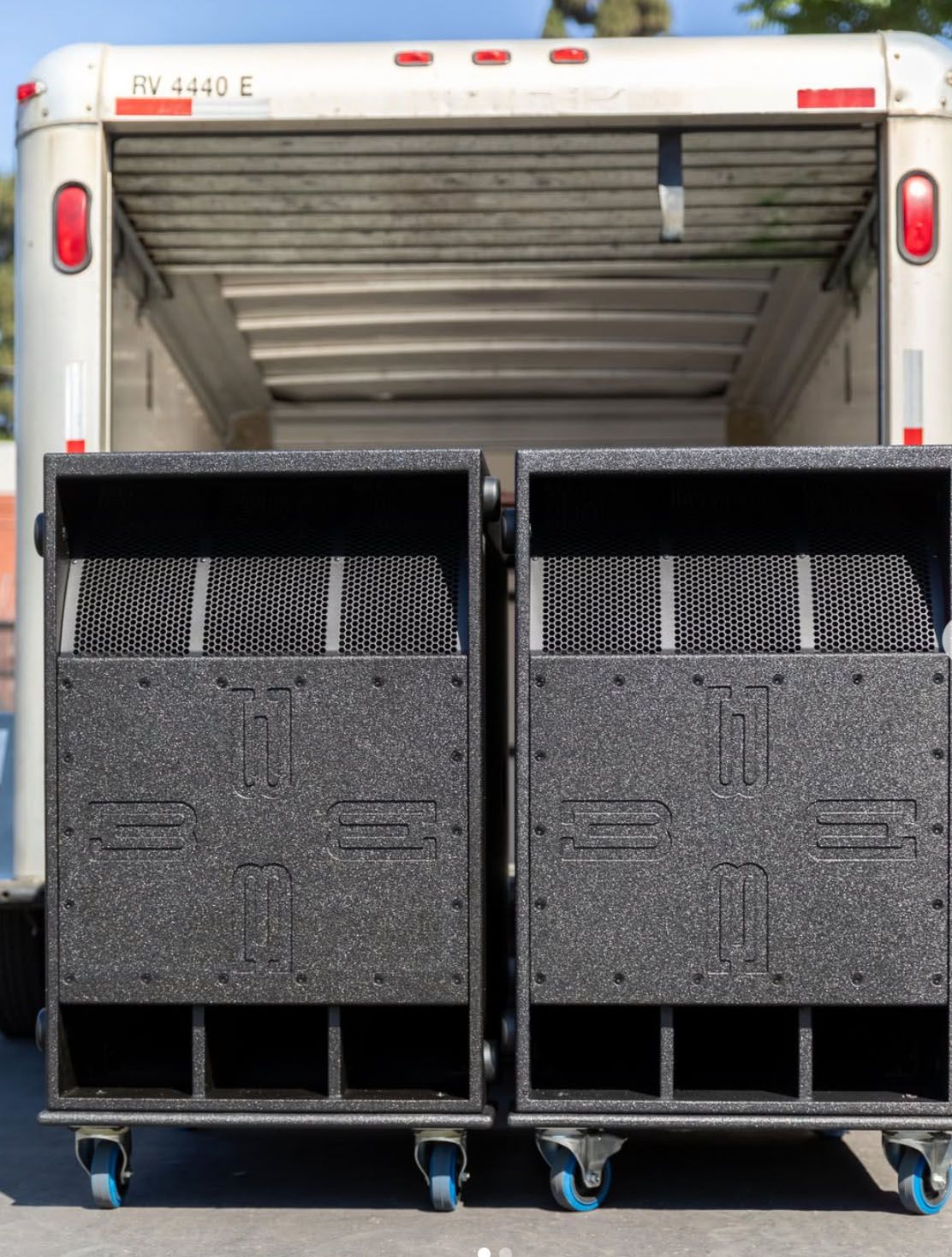 Kvinnliga DJ:s på utomhusfest vid vattnet med hyrt ljudsystem (paket 8: DV12s och VS21s)