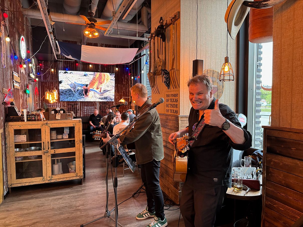Integration för livemusik i restaurang, Klipsch-högtalare och digital skyltning.