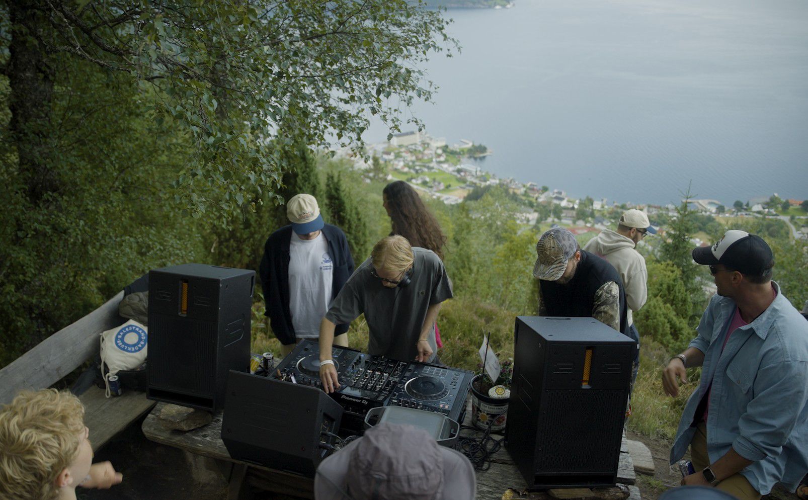 Utomhus fjordfest med hyrt ljudsystem (DV12s och CCM).