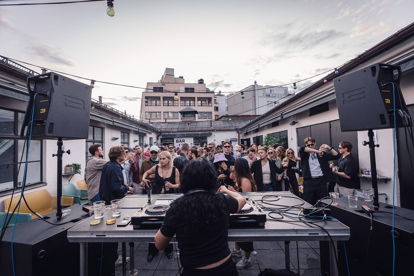 DJ på takterrass med dansfest och hyrt PA-ljud (paket 8: VS21s och DV12s).
