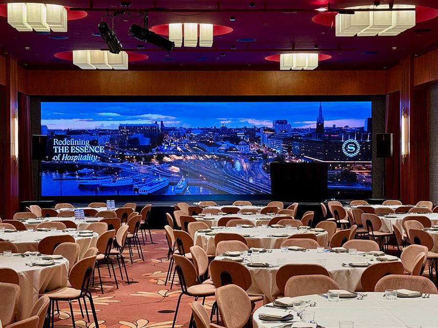 Sheraton Stockholm ballroom med hyrda högtalare på scenen (paket 6: 2× DV12 och 2× SSP118)