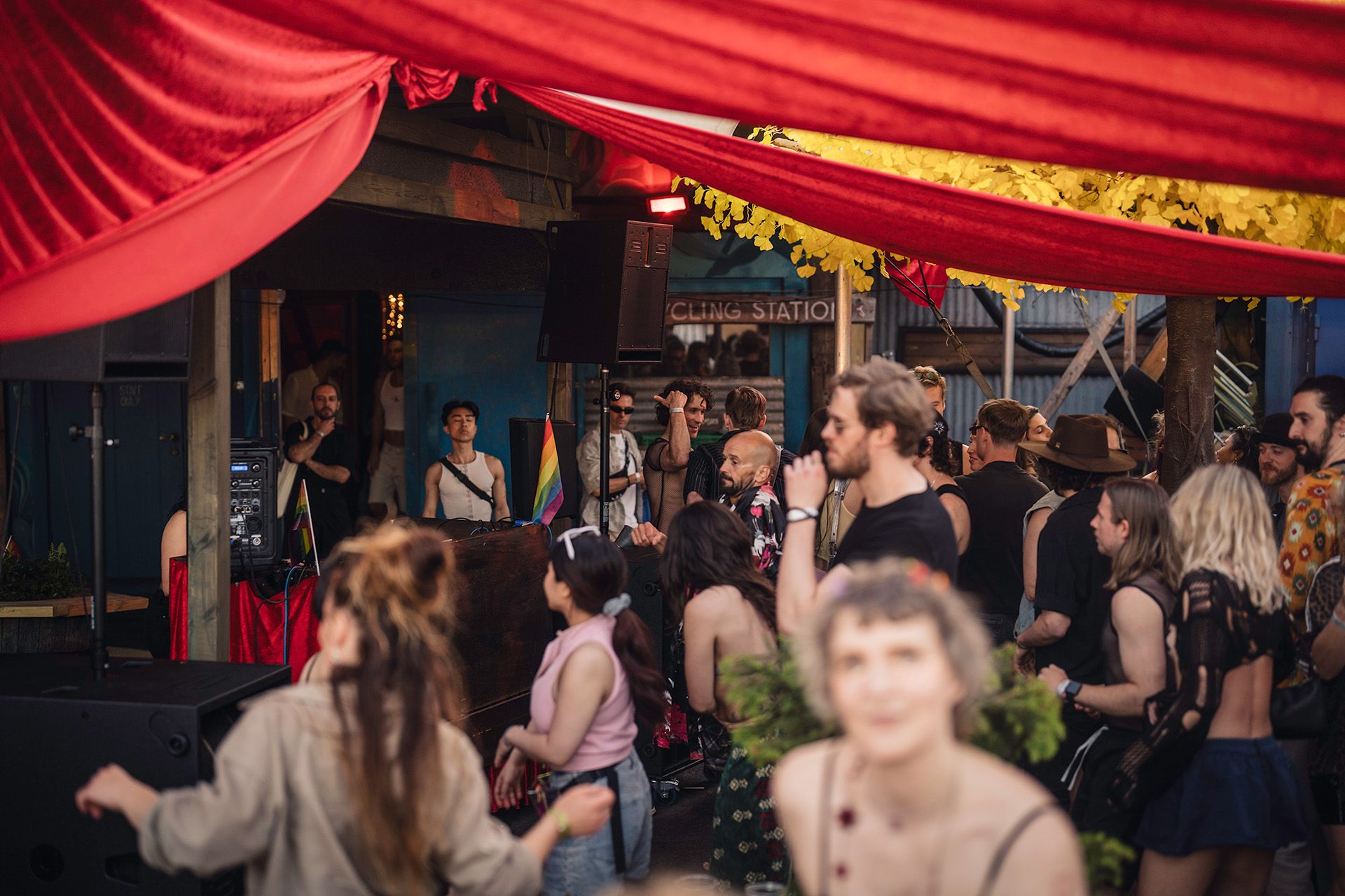 DJ på utomhusfestival under Pride-event med PA/högtalare och dansande publik
