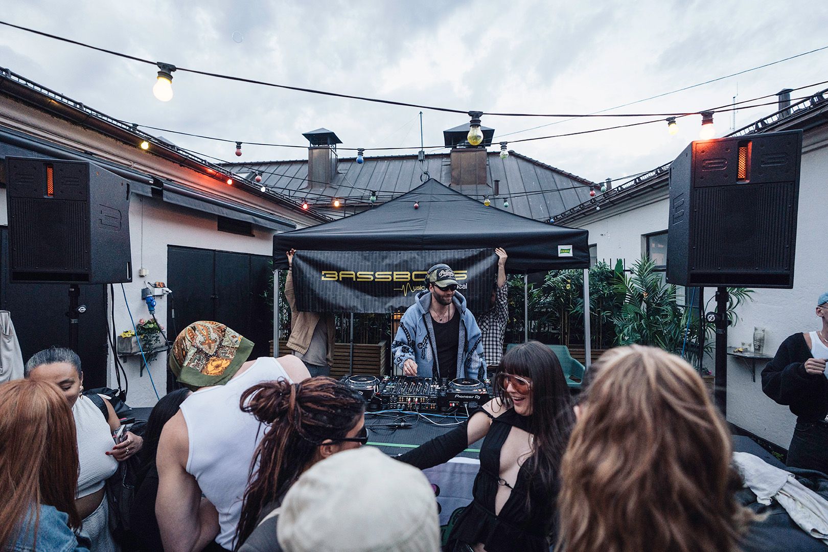 Rooftop DJ-dansfest i Norge med hyrt ljudsystem (DV12 och VS21).