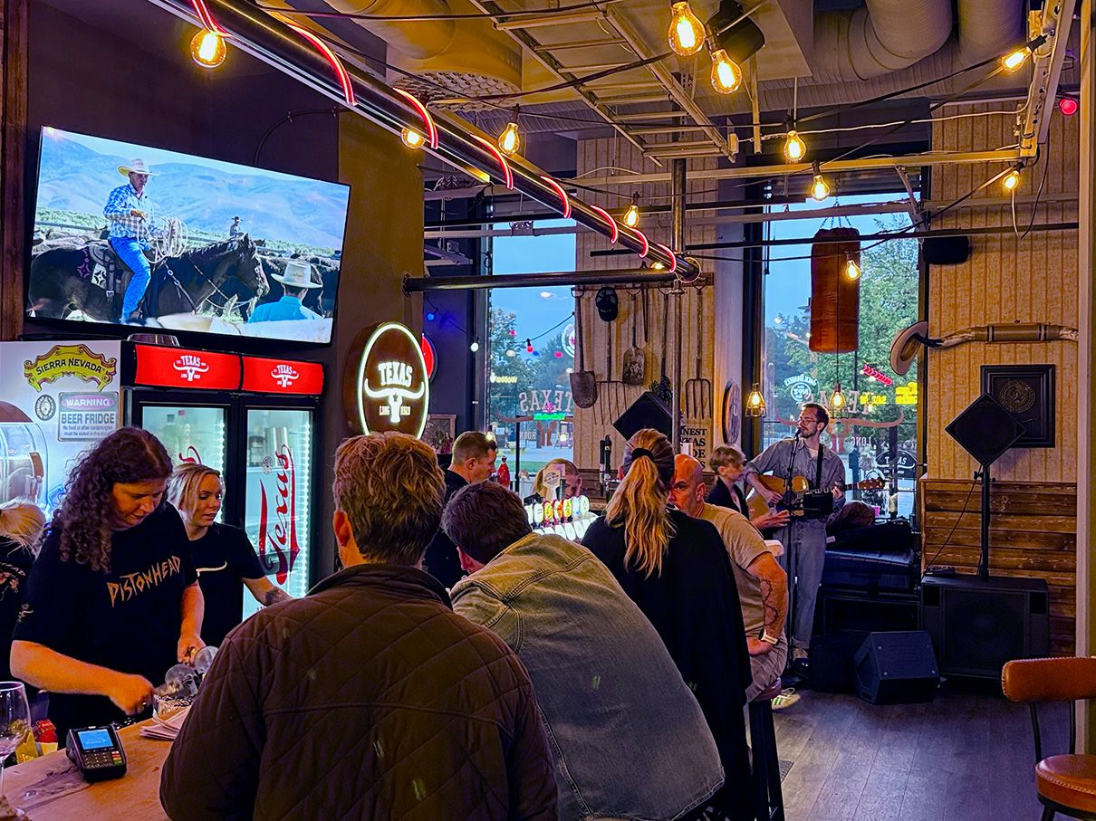 livemusik i bar, BASSBOSS-högtalare och digital skyltning