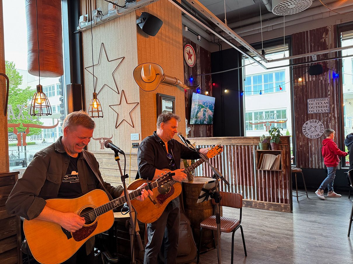 Restaurang: livemusik-integration, Klipsch-högtalare, digital skyltning