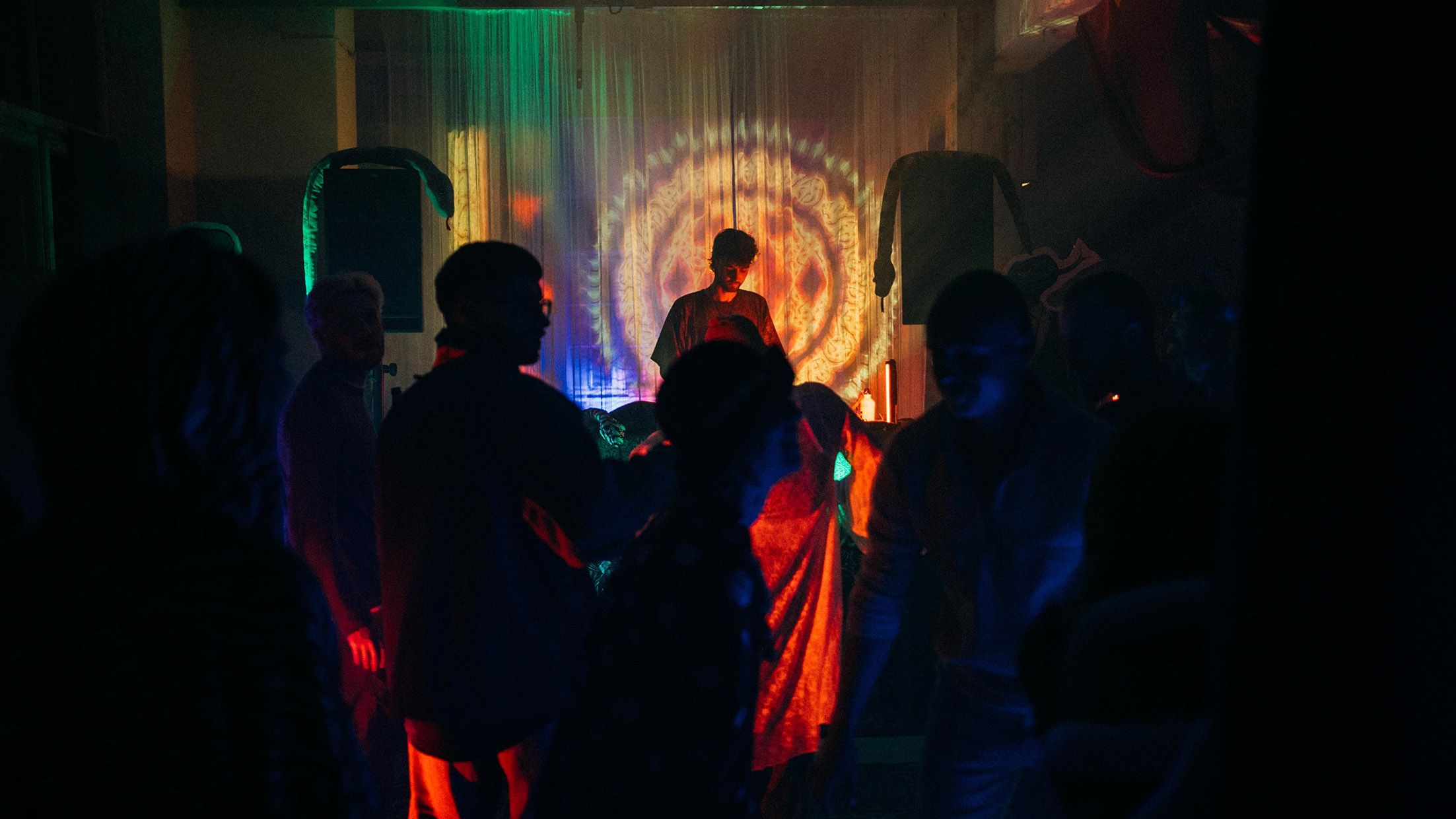 DJ-rave med dansfest och hyrt ljudsystem (DV12s).