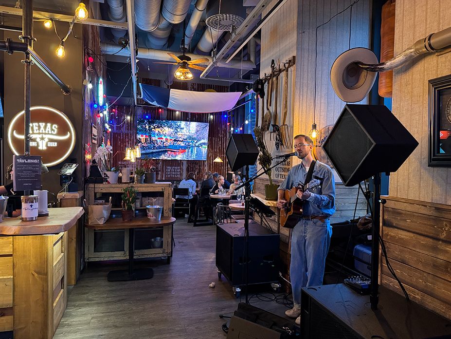 livemusik i bar, BASSBOSS-högtalare och digital skyltning