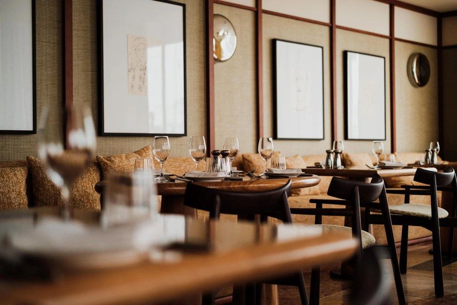 Elegant restaurangmiljö på Mr. Bronck Restobar & Grill, Sheraton Stockholm