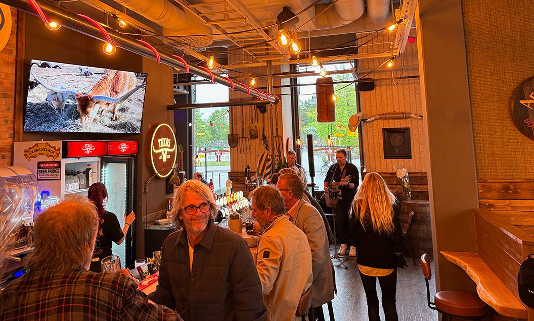 Integration för livemusik i bar, Klipsch-högtalare och digital skyltning