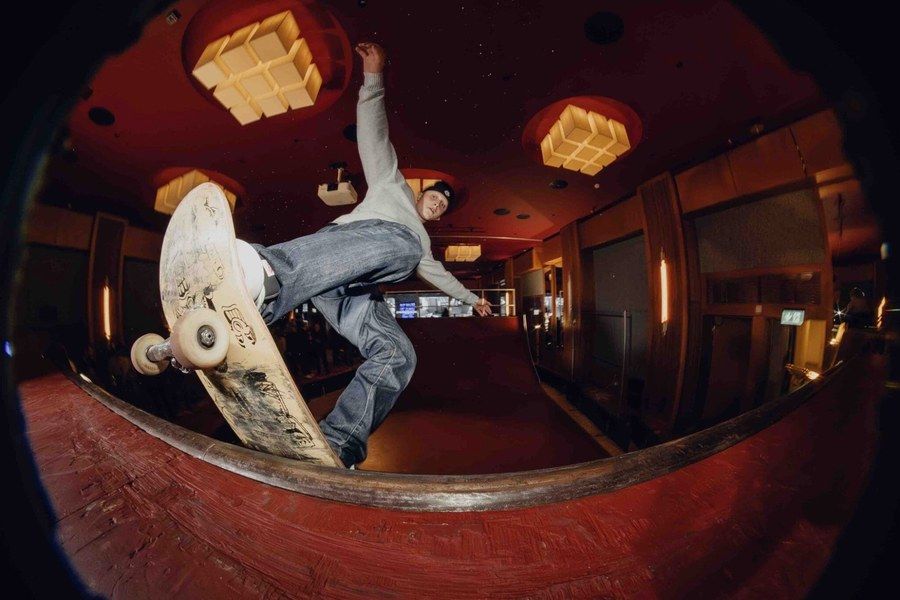 Skateåkare uppvisar trick i halfpipe inomhus på The Board Meeting, Sheraton Stockholm Ballroom