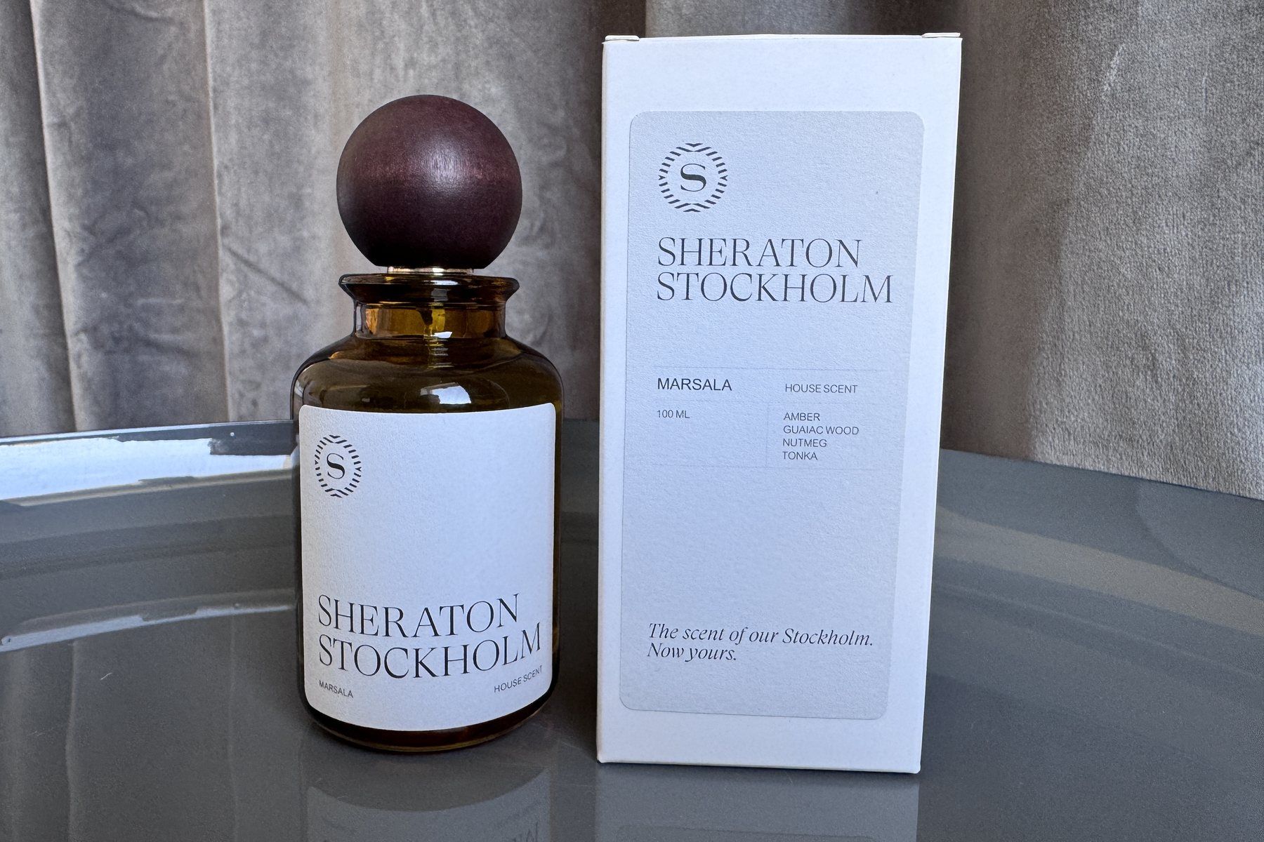 Sheraton Stockholms rumsspray med signaturdoften — bärnstensfärgad flaska och presentask, framtagen av Mood Nordic