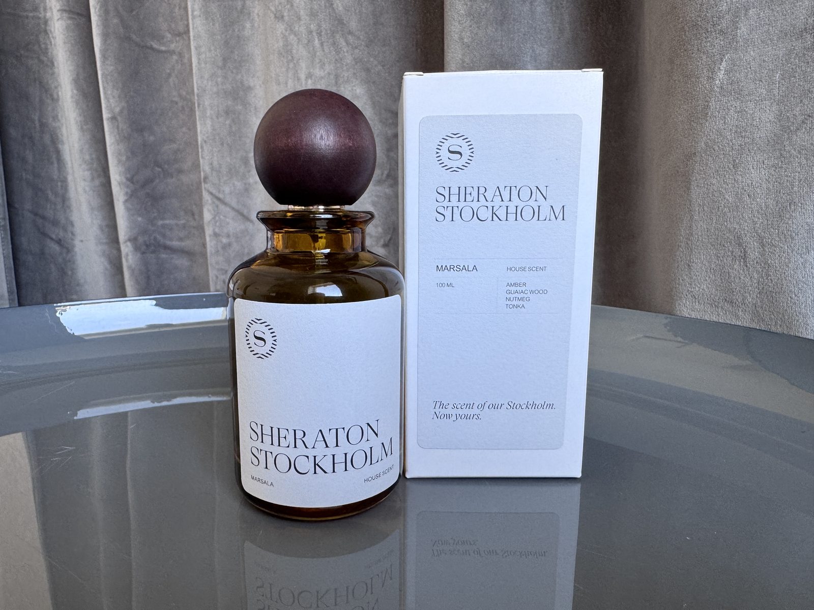 Sheraton Stockholms rumsspray med signaturdoften — bärnstensfärgad flaska i apoteksstil och presentask, framtagen av Mood Nordic
